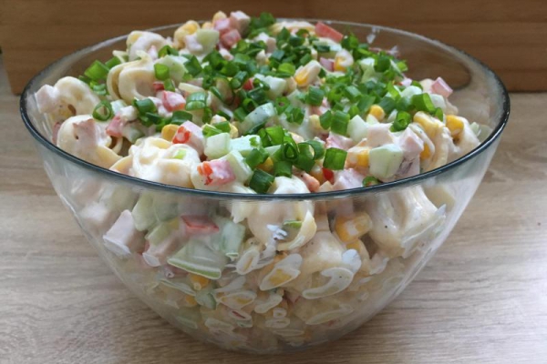Sałatka z tortellini, szynką i warzywami