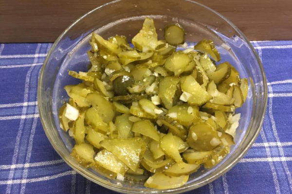 Surówka z ogórków kiszonych