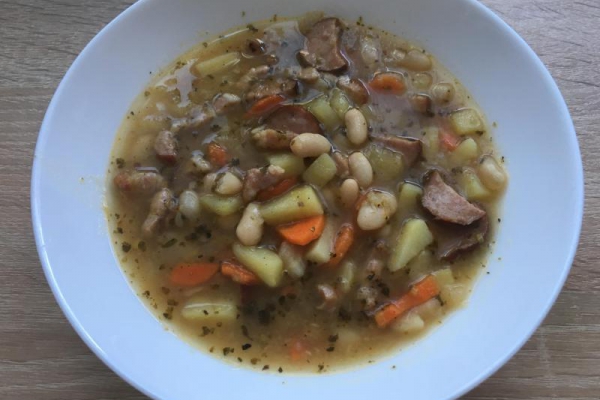Szybka zupa fasolowa