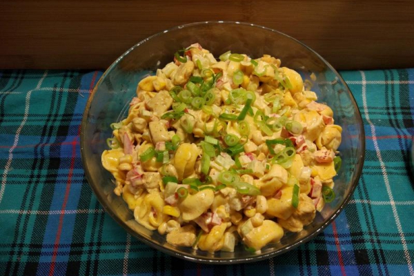 Sałatka z tortellini i kurczakiem