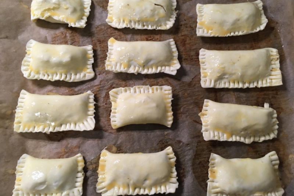 Pierożki z ciasta francuskiego z pieczarkami