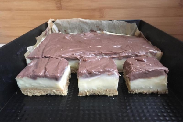 Ekspresowy śmietankowo-czekoladowy budyniowiec