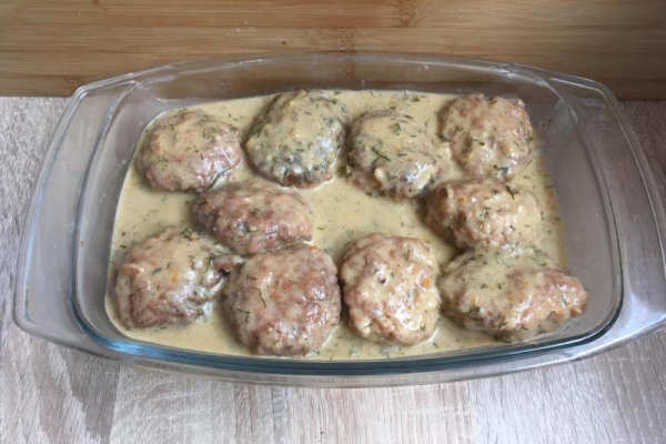Pulpety w sosie śmietanowo-koperkowym