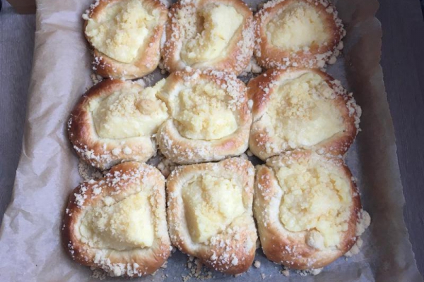 Drożdżówki z budyniem i kruszonką
