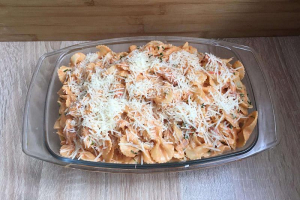Makaron z boczkiem, pomidorami i mascarpone