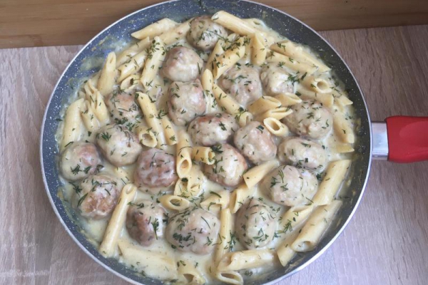 Jednogarnkowe klopsiki z makaronem w sosie śmietanowo-koperkowym