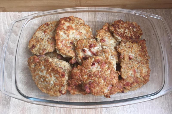 Placki z kaszy gryczanej z boczkiem i parmezanem