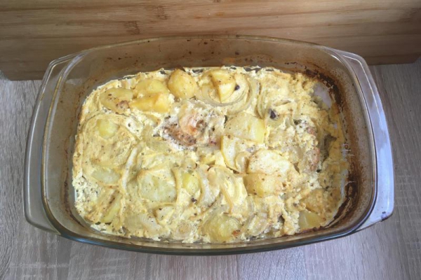 Pieczony schab z ziemniakami w śmietanie