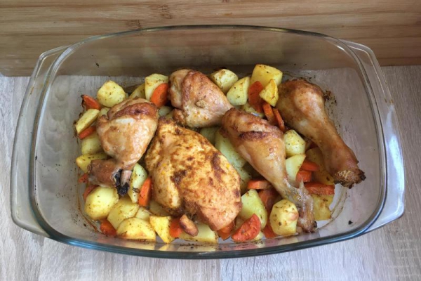 Pieczone udka z ziemniakami i marchewką