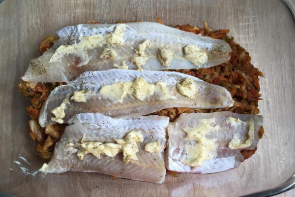Pieczony filet rybny na młodej kapuście