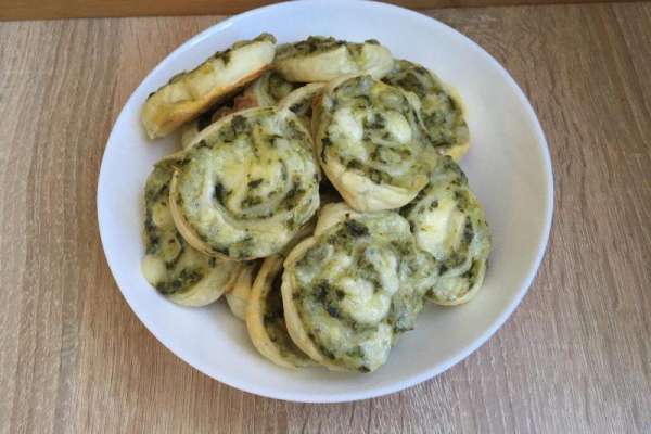Zawijasy z ciasta francuskiego ze szpinakiem i mozzarellą