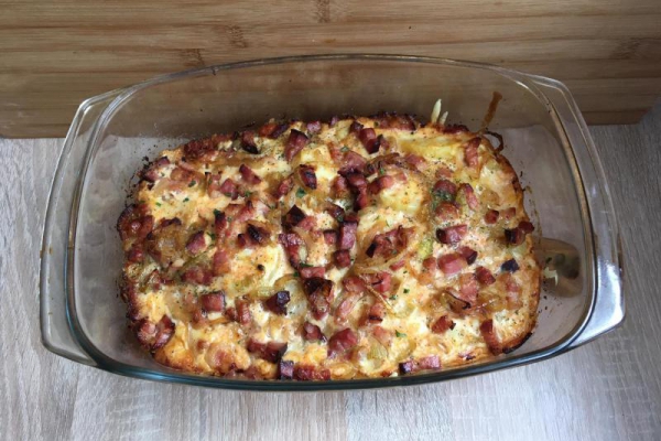 Zapiekanka ziemniaczana z boczkiem, cebulą i cheddarem