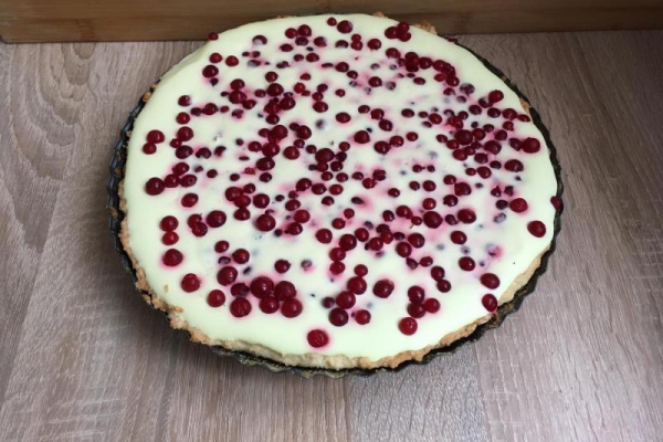 Prosta tarta z bitą śmietaną i owocami