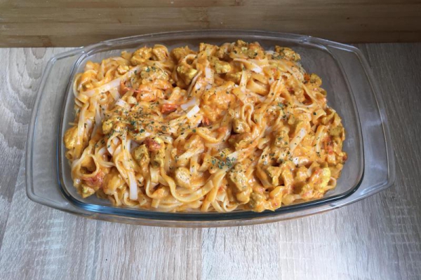 Makaron ryżowy z kurczakiem w pomidorowym sosie curry