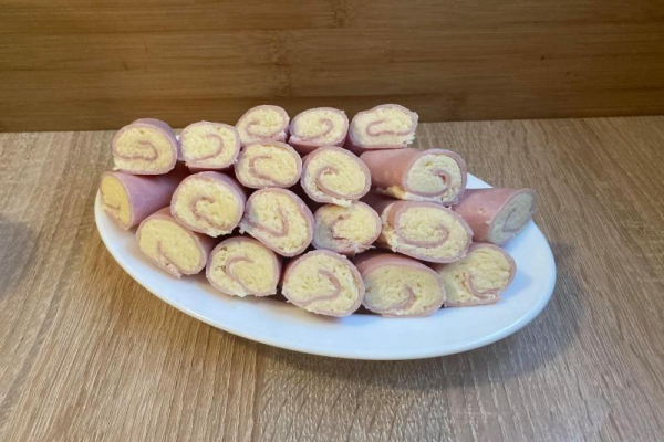 Szyneczki faszerowane serem żółtym z majonezem i czosnkiem