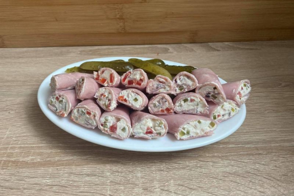 Szyneczki faszerowane serkiem i warzywami