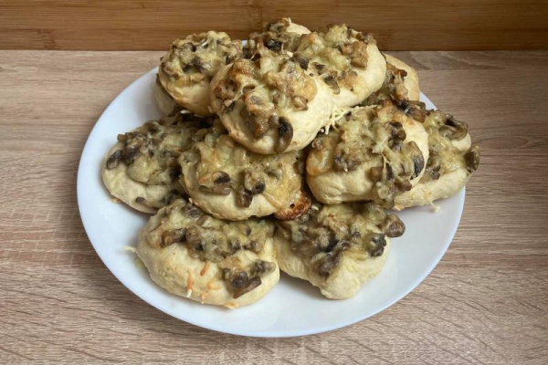 Domowe pizzerinki z pieczarkami