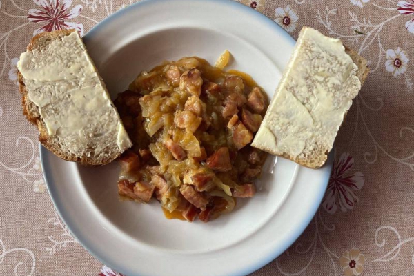 Duszona cebulka z mięsem