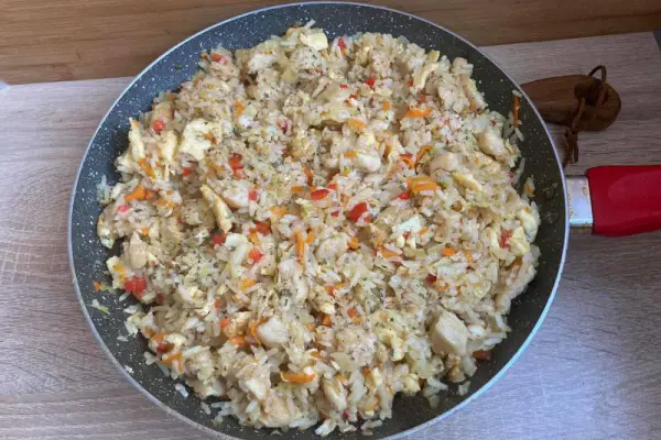 Smażony ryż z kurczakiem i warzywami w stylu azjatyckim