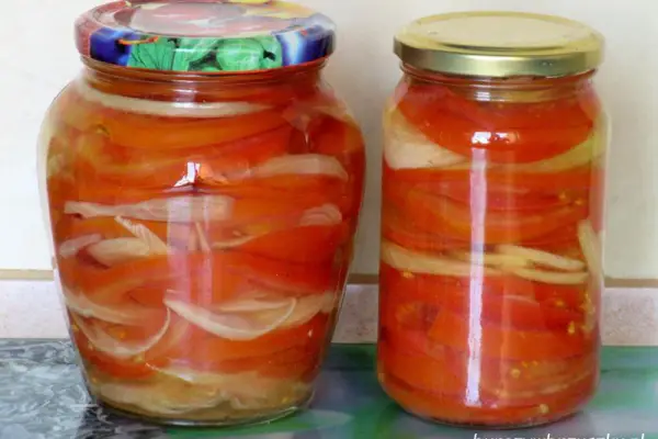 Sałatka z pomidorów i cebuli na zimę