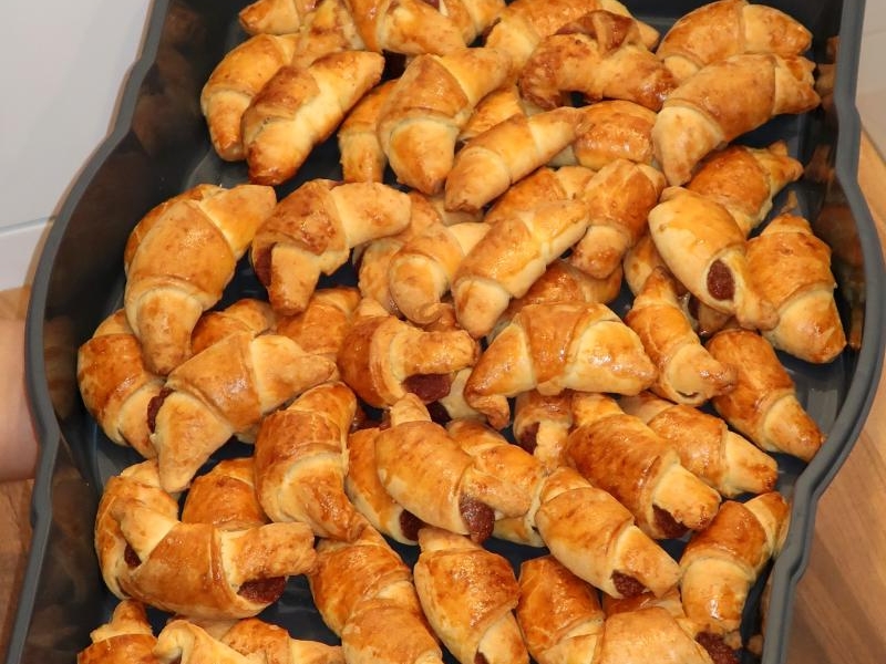 Karnawałowe rogaliki z różą