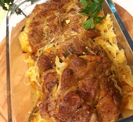 Karkówka pieczona na kiszonej kapuście