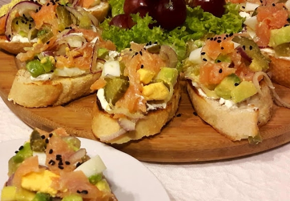Bruschetta z łososiem wędzonym i awokado