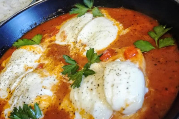 Filet z kurczaka w sosie pomidorowym z mozzarellą