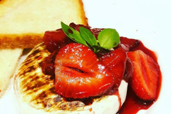 Grillowany camembert z karmelizowanymi truskawkami