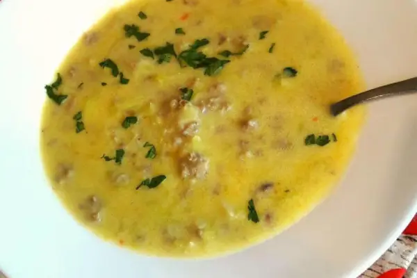 Zupa porowo-serowa z mięsem mielonym