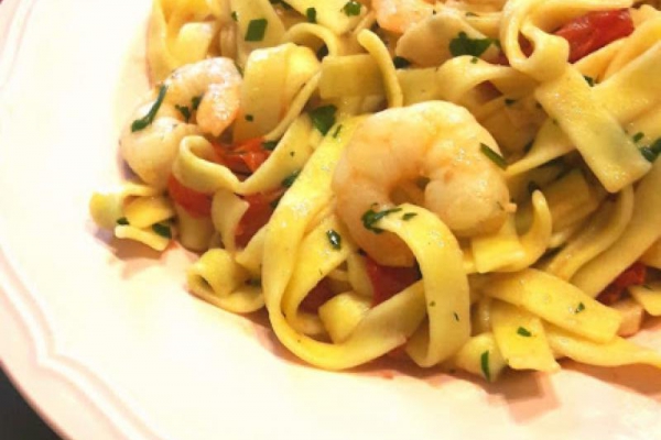 Tagliatelle z krewetkami i pomidorkami daktylowymi