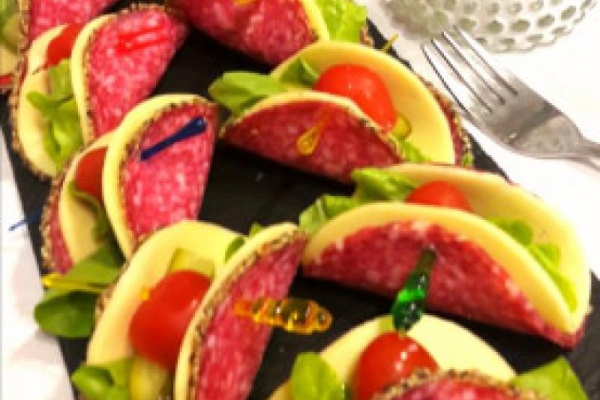 Koreczki z salami i żółtego sera