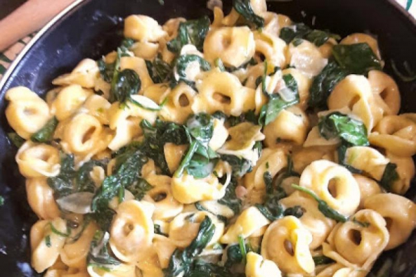 Tortellini w sosie serowo-szpinakowym