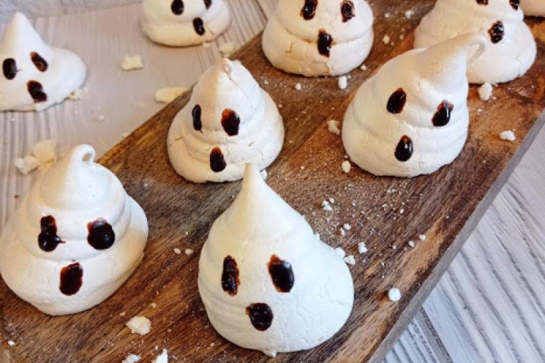 Bezowe duszki na Halloween