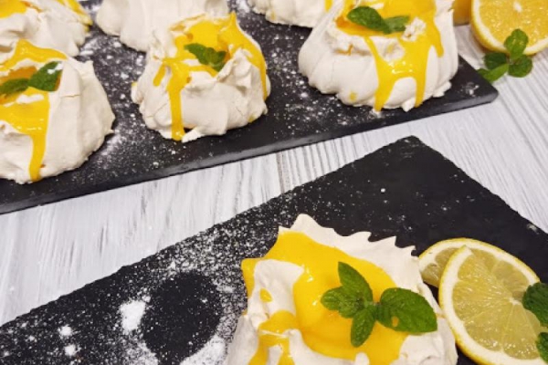 Mini beza Pavlova z kremem cytrynowym ( lemon curd )