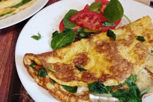 Omlet z camembertem i szpinakiem