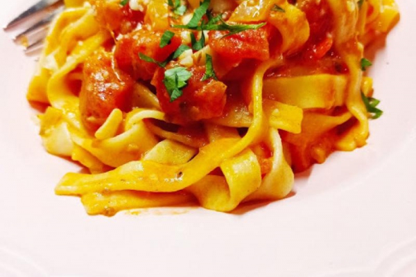 Makaron w sosie pomidorowym z mascarpone