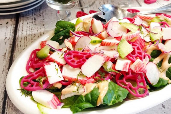 Sałatka krabowa (surimi) z makaronem i selerem naciowym