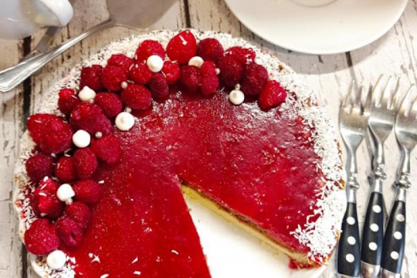 Tarta z kremem czekoladowym i żelką malinową