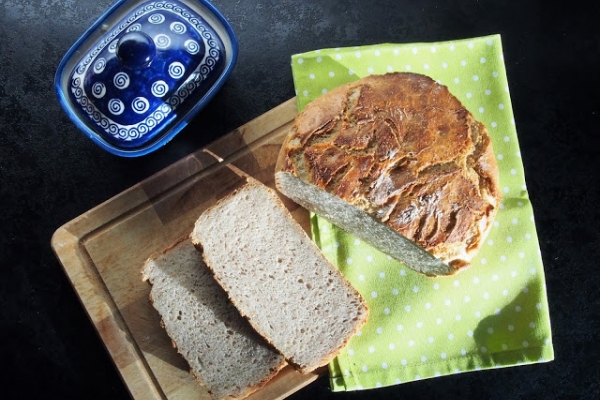 Chleb pszenno-żytni z garnka żeliwnego