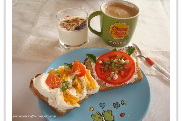 88. Domowy chlebek pełnoziarnisty z serkiem naturalnym, jajkiem i pomidorem