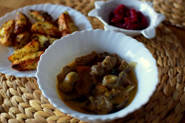 Gulasz z indyka z zapiekanymi ziemniaczkami