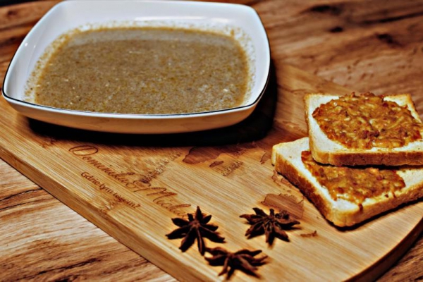 Zupa pieczarkowa i grzanki z oliwkową pastą