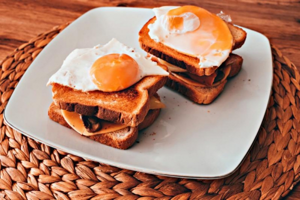 Chrupiący tost na śniadanie z pieczarkami i jajkiem sadzonym