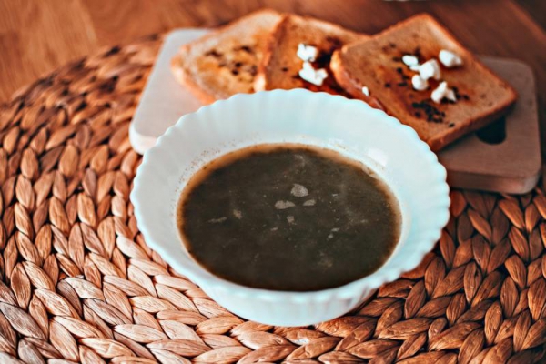 Kremowa zupa ze szpinakiem i serem feta