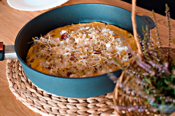 Omlet z warzywami przygotowany na patelni tytanowej WOLL Diamond