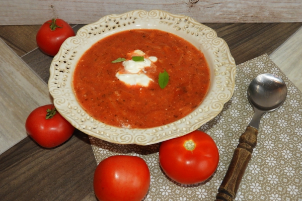 Zupa pomidorowa z ryżem i śmietaną