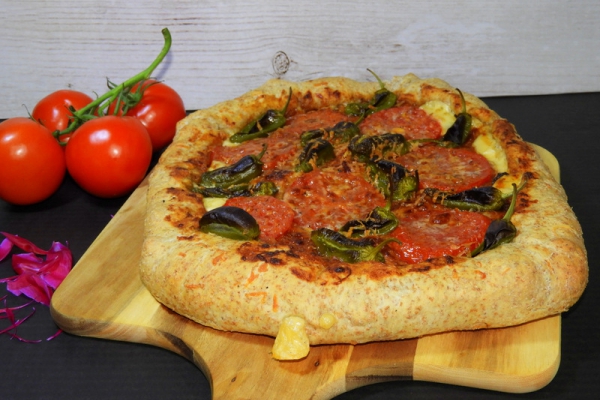 Pizza z pomidorami i papryczkami Padrón