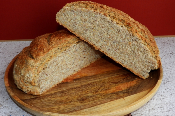 Chleb pszenno - żytni z ziarnami na drożdżach