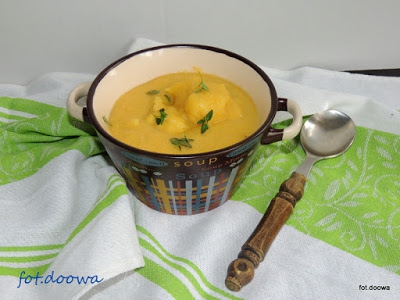 Wytrawna zupa kokosowa z plantanami i kluseczkami